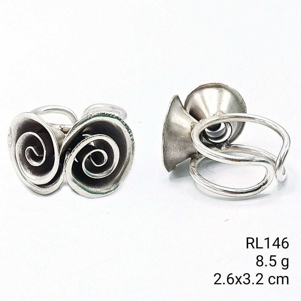 Simplicity shines in this floral silver ring.