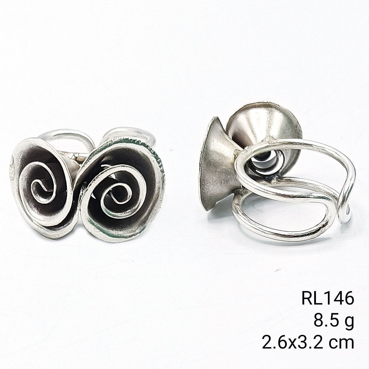 Simplicity shines in this floral silver ring.