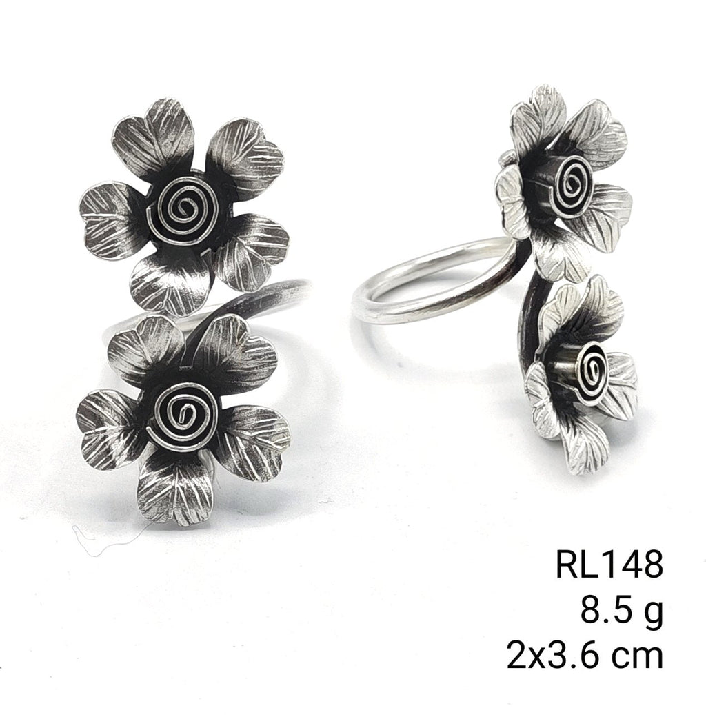 Floral elegance silver ring.
