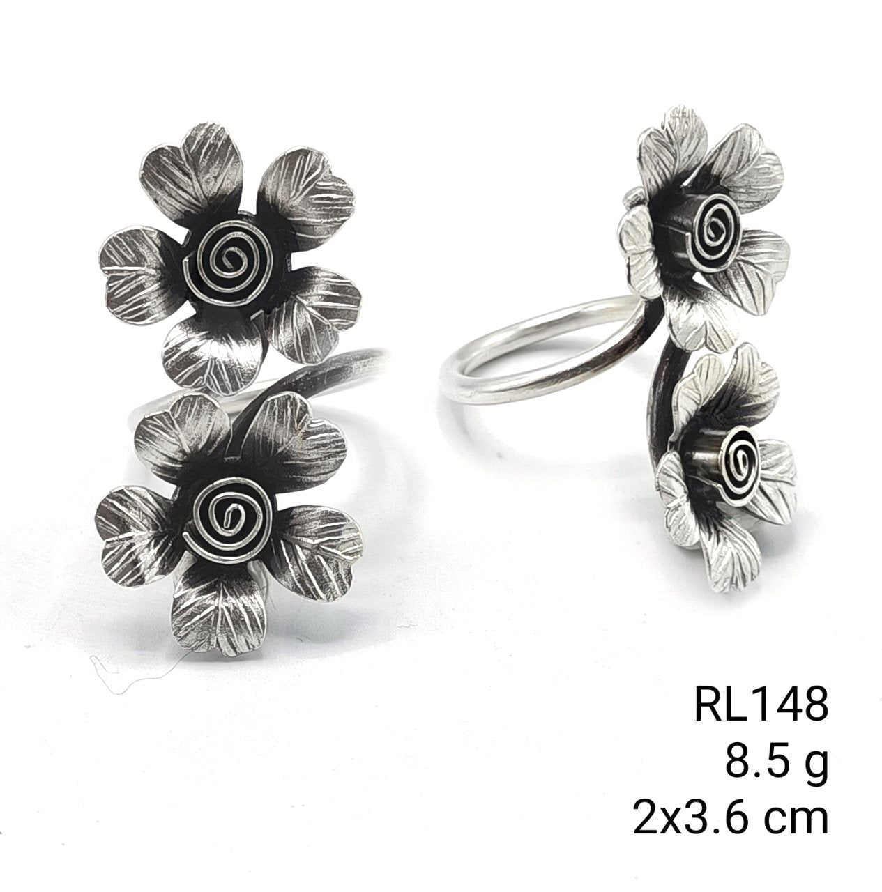 Floral elegance silver ring.