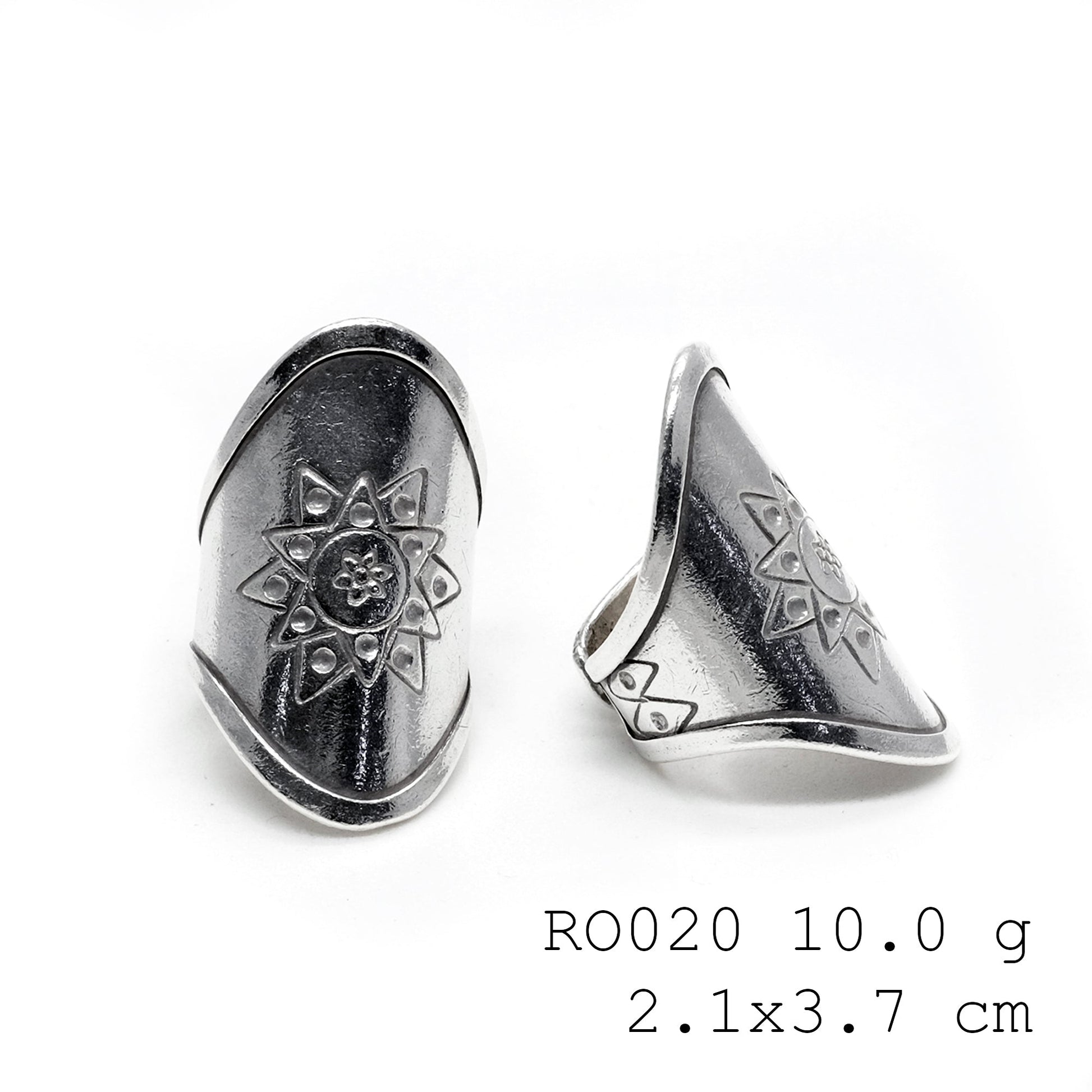 Witness the craft in every curve of this silver ring.