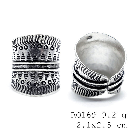 Boldly carved, beautifully silver silver ring.
