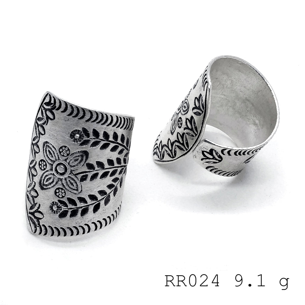 Fine silver art. A side-open silver ring.