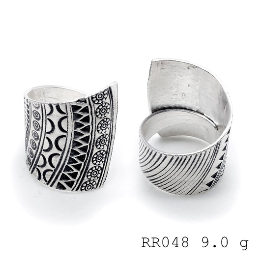 98% Pure luster. A handmade side-open silver ring.