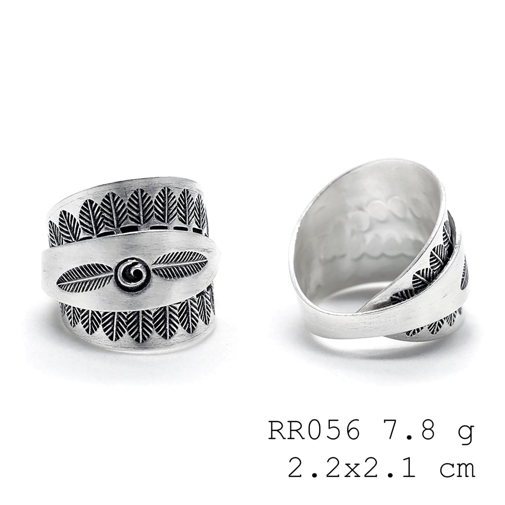 Side-open chic. A pure 98% silver ring.