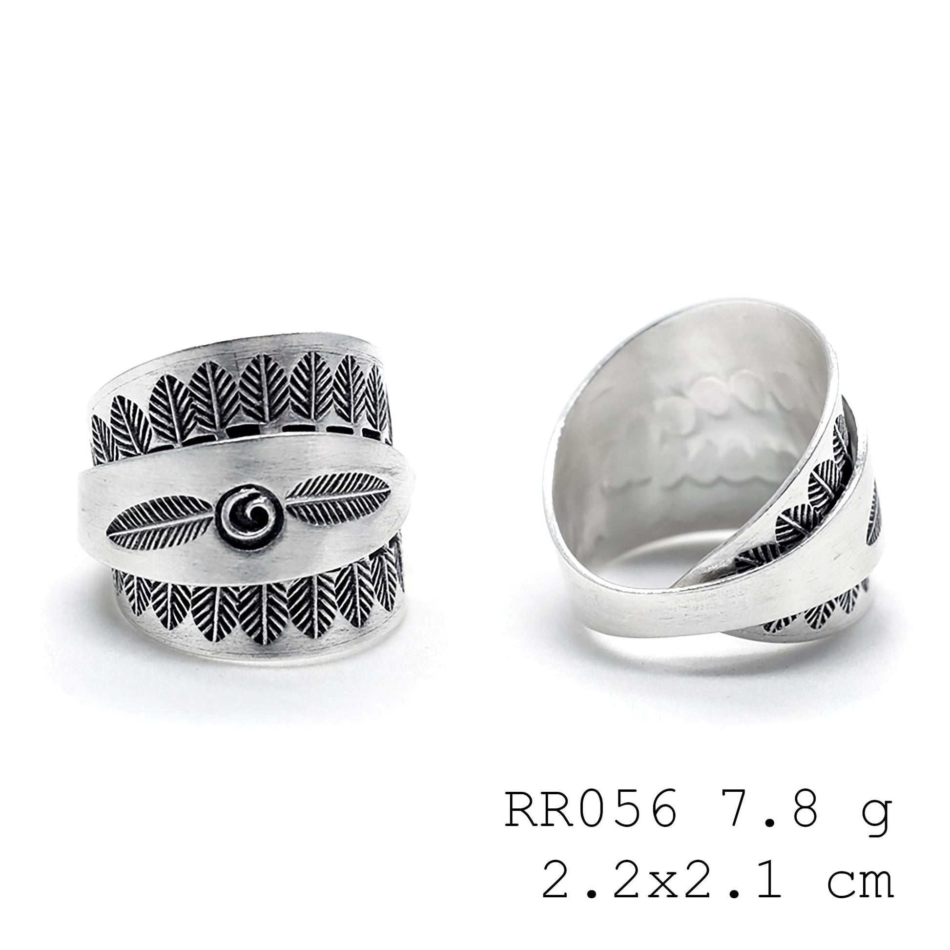Side-open chic. A pure 98% silver ring.