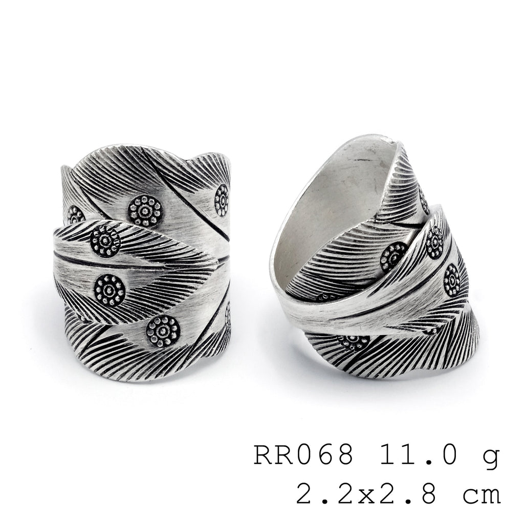 Side-open fit. A 98% silver silver ring.