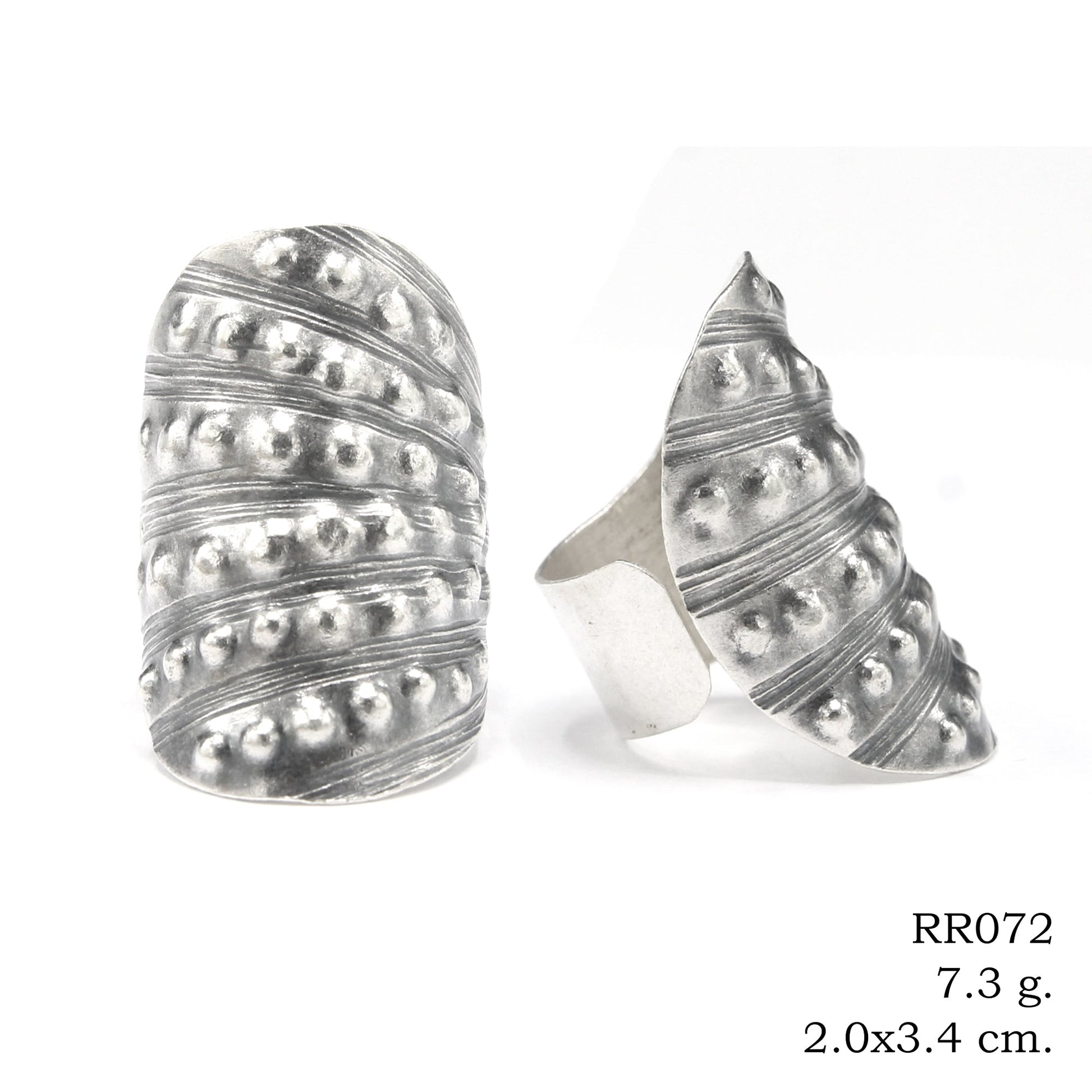 98% Silver glow. A handmade silver ring.