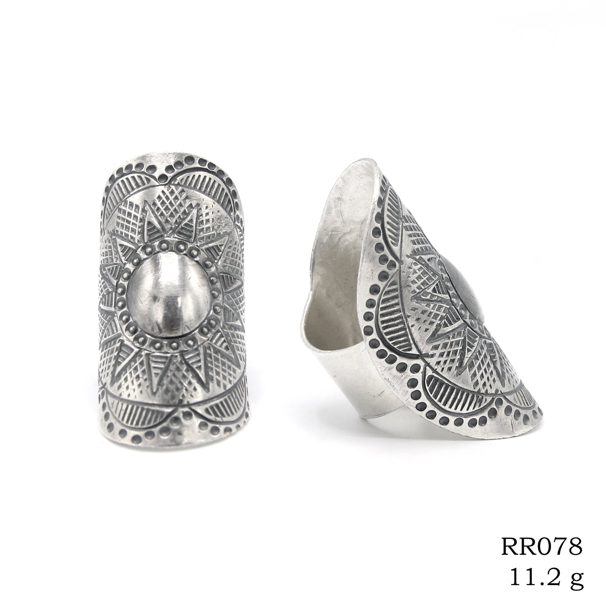 Purely handcrafted. Your daily silver ring.