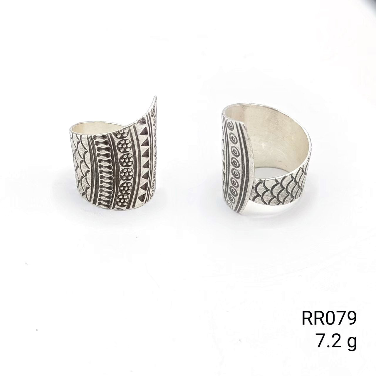 Side-open style. A 98% pure silver ring.