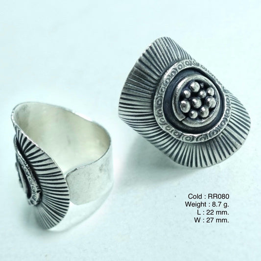 Purely handmade. A sleek, side-open silver ring.