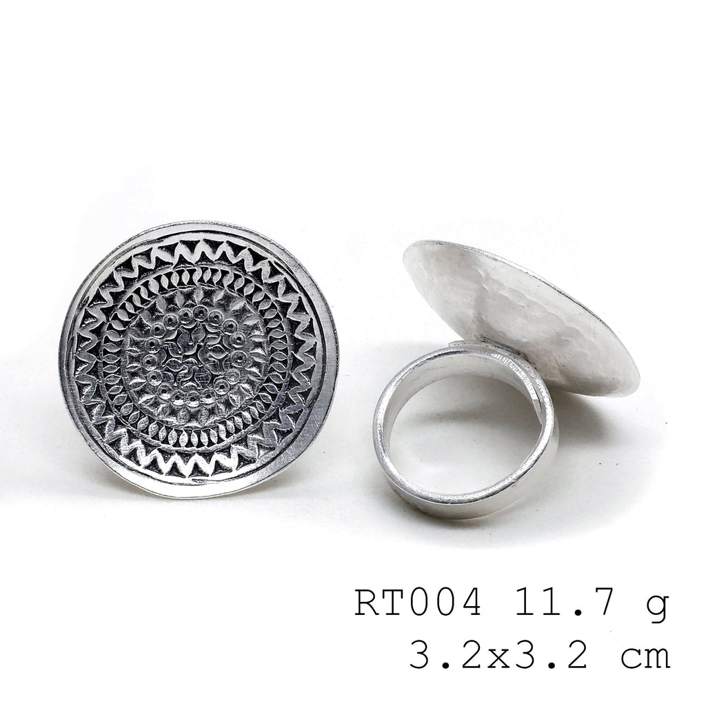 Purely plated. A 98% handmade silver ring.