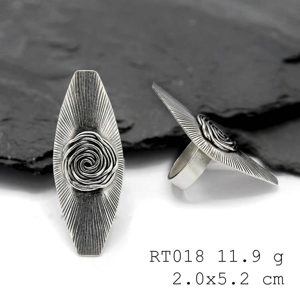 Bold & pure. Your daily plate-style silver ring.