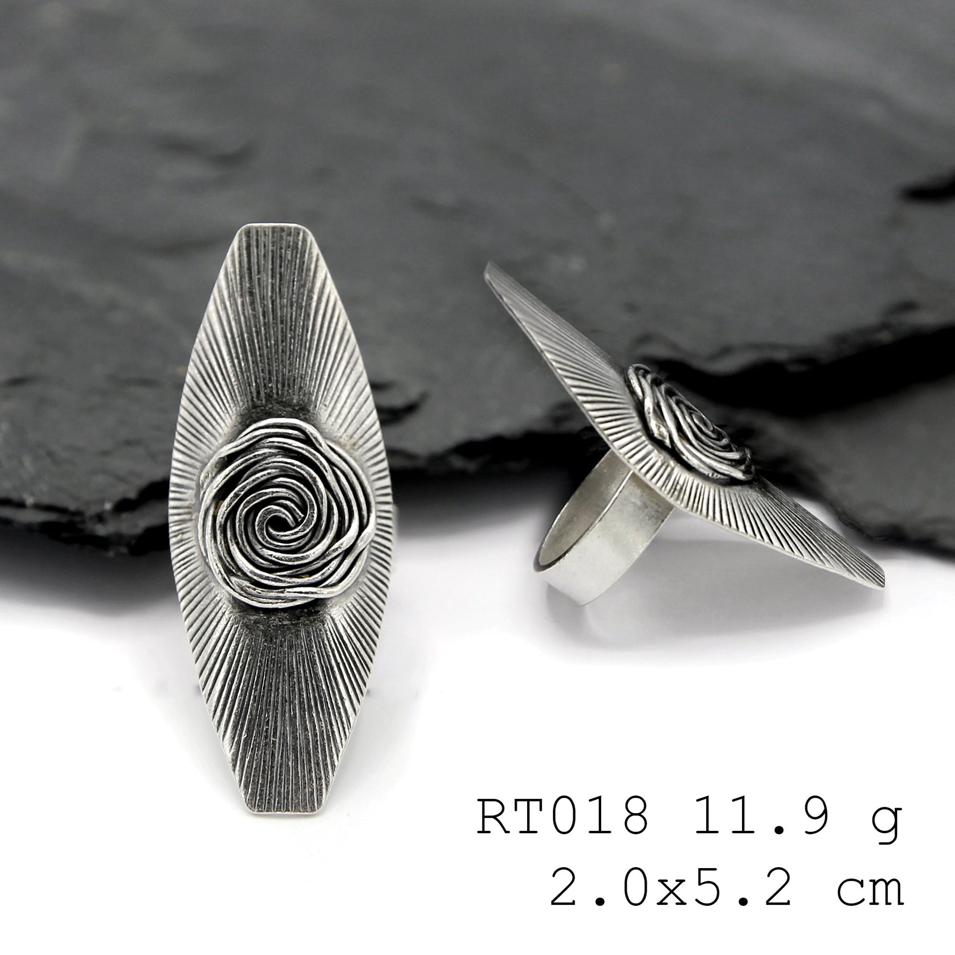 Bold & pure. Your daily plate-style silver ring.