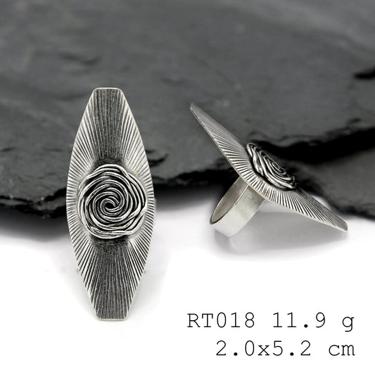 Bold & pure. Your daily plate-style silver ring.