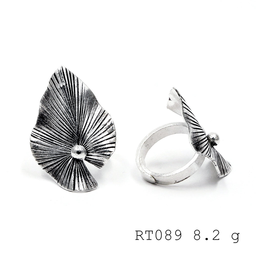 The white luster. A pure plate silver ring.