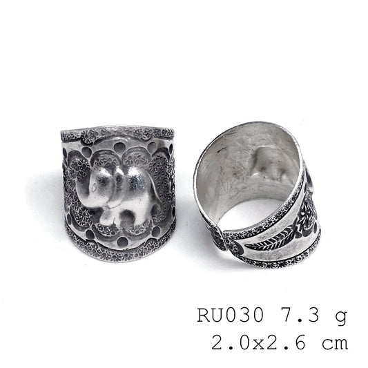 Nature’s glow. A handmade plate silver ring.