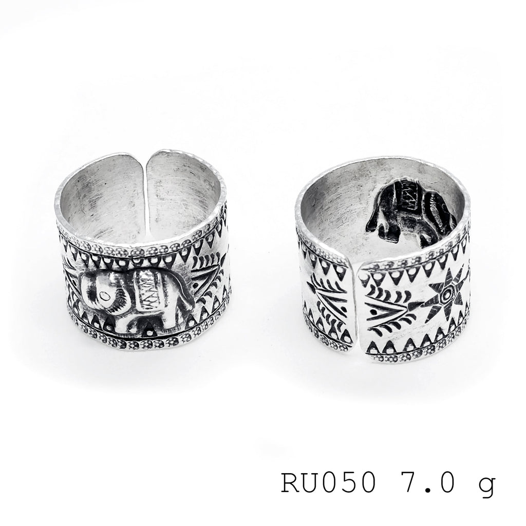 Nature in hand. A 98% fine silver ring.