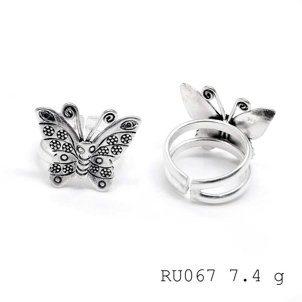 Wild elegance. A high-purity silver ring.