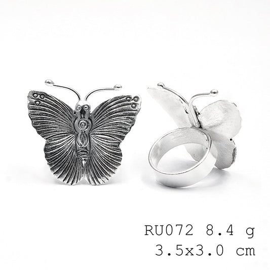The silver wolf. A 98% pure silver ring.