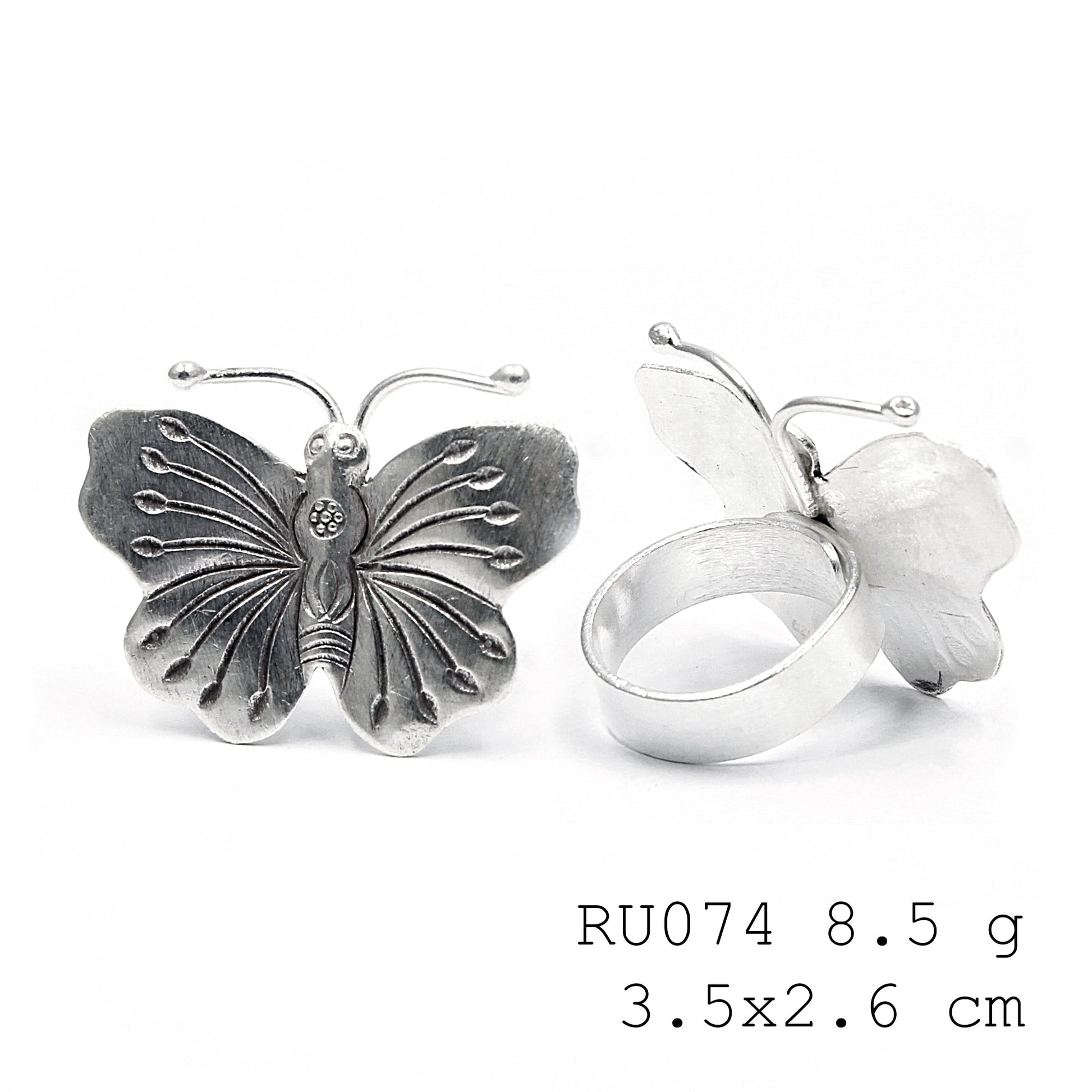 Untamed purity. A 98% handmade silver ring.