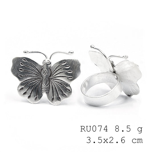 Untamed purity. A 98% handmade silver ring.