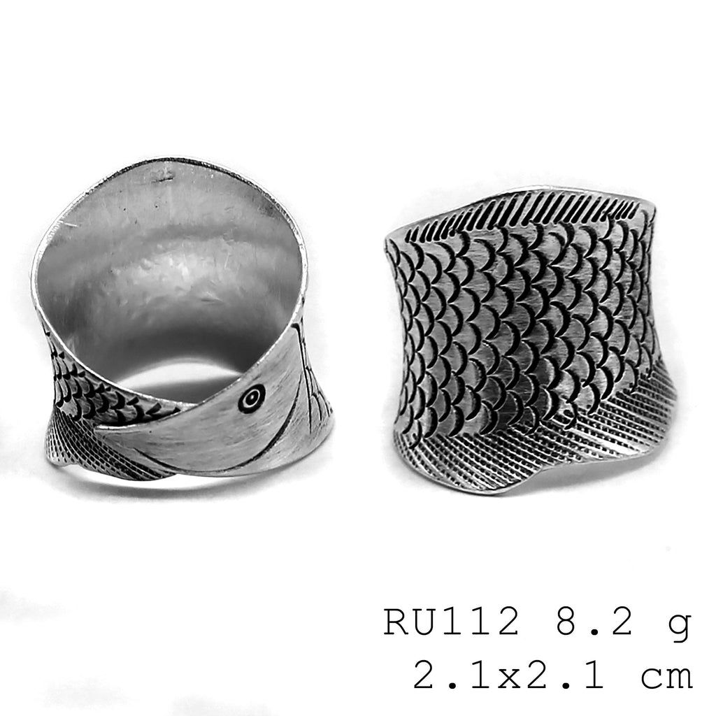 Crafted nature. A high-purity silver ring.