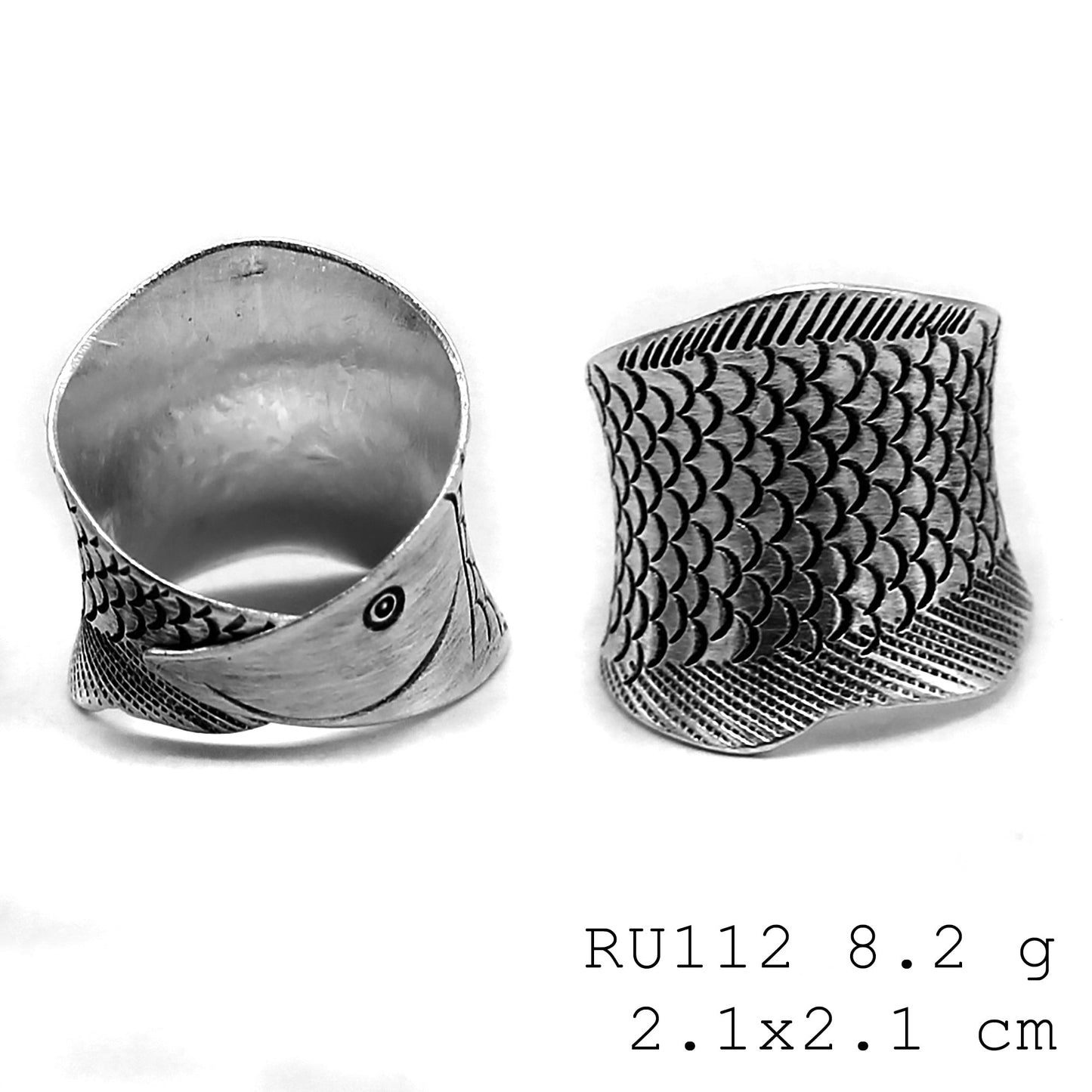 Crafted nature. A high-purity silver ring.