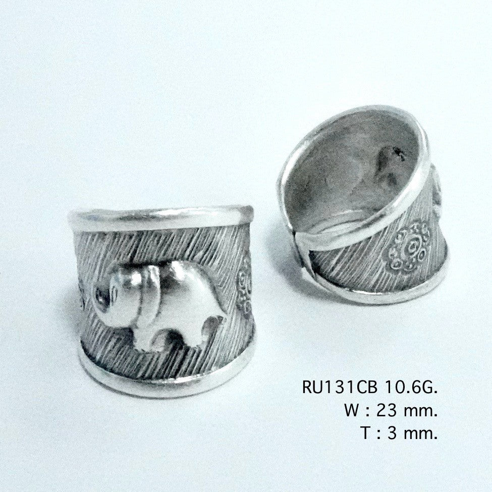 Wildlife luster. A handmade silver ring.