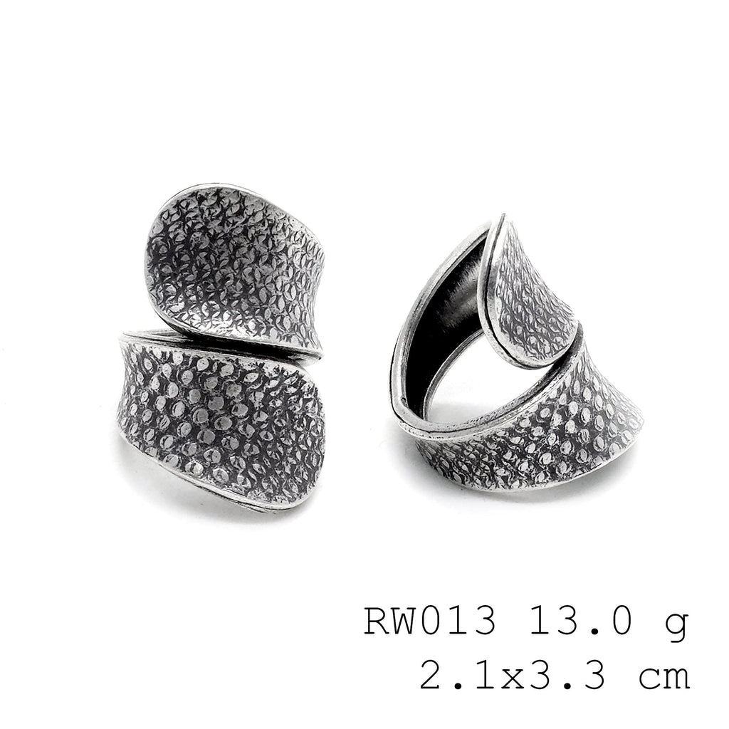 Purely crafted. A big cross silver ring.