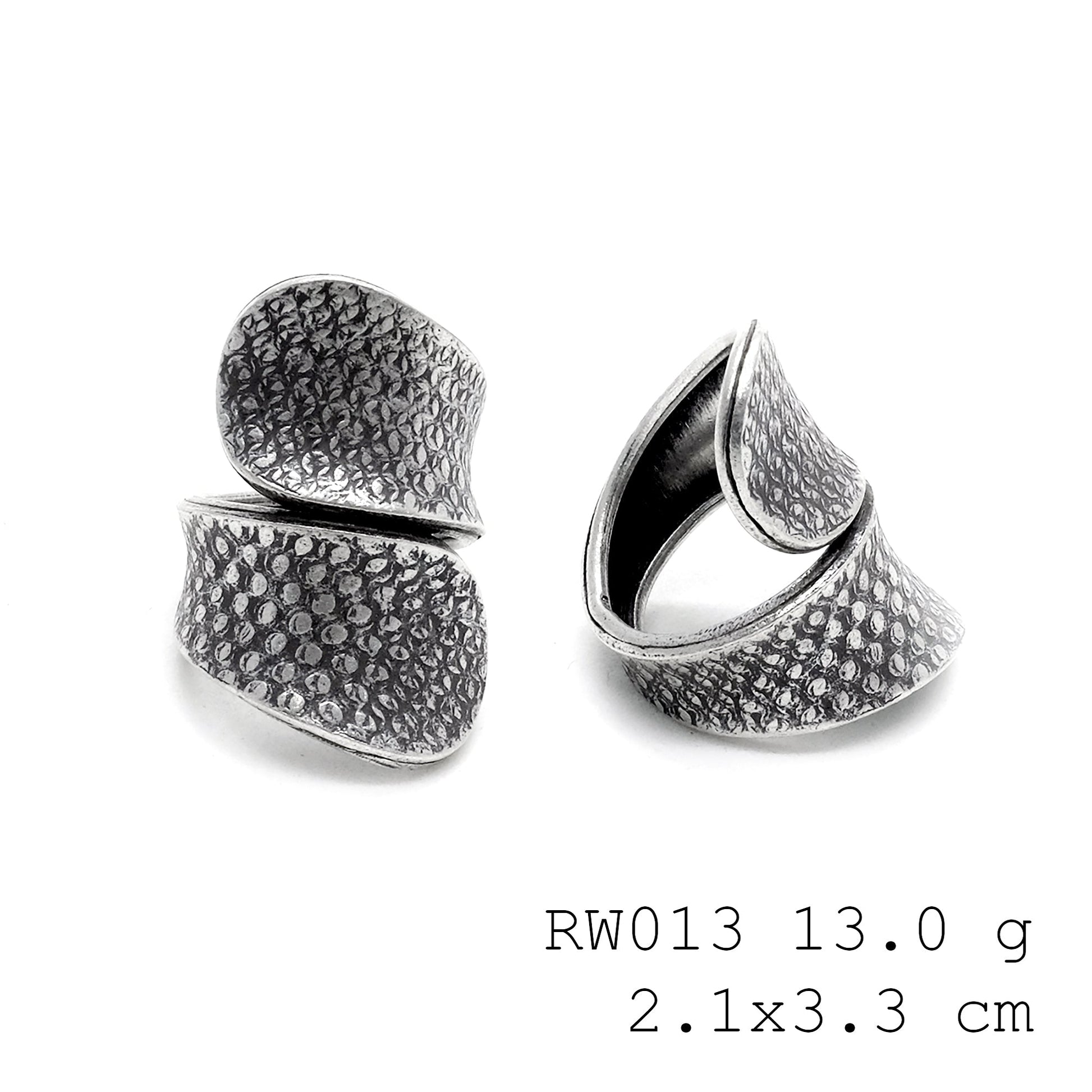 Purely crafted. A big cross silver ring.