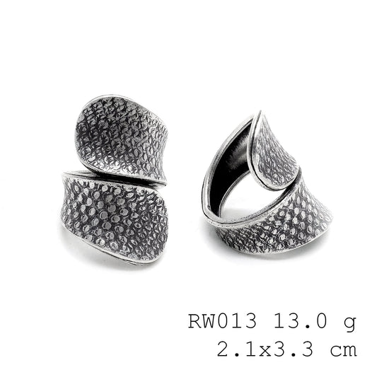Purely crafted. A big cross silver ring.