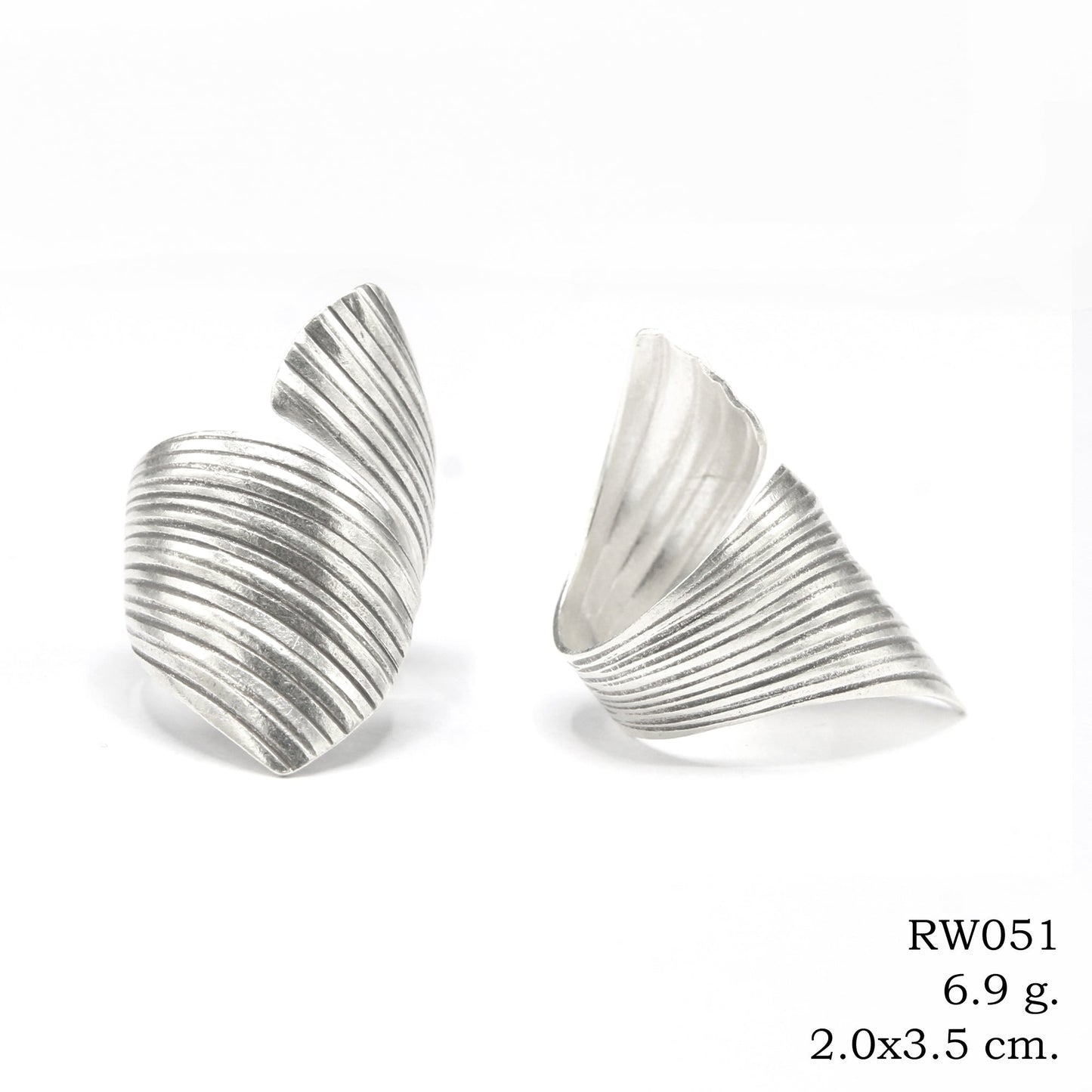 Artisan faith. A high-purity silver ring.