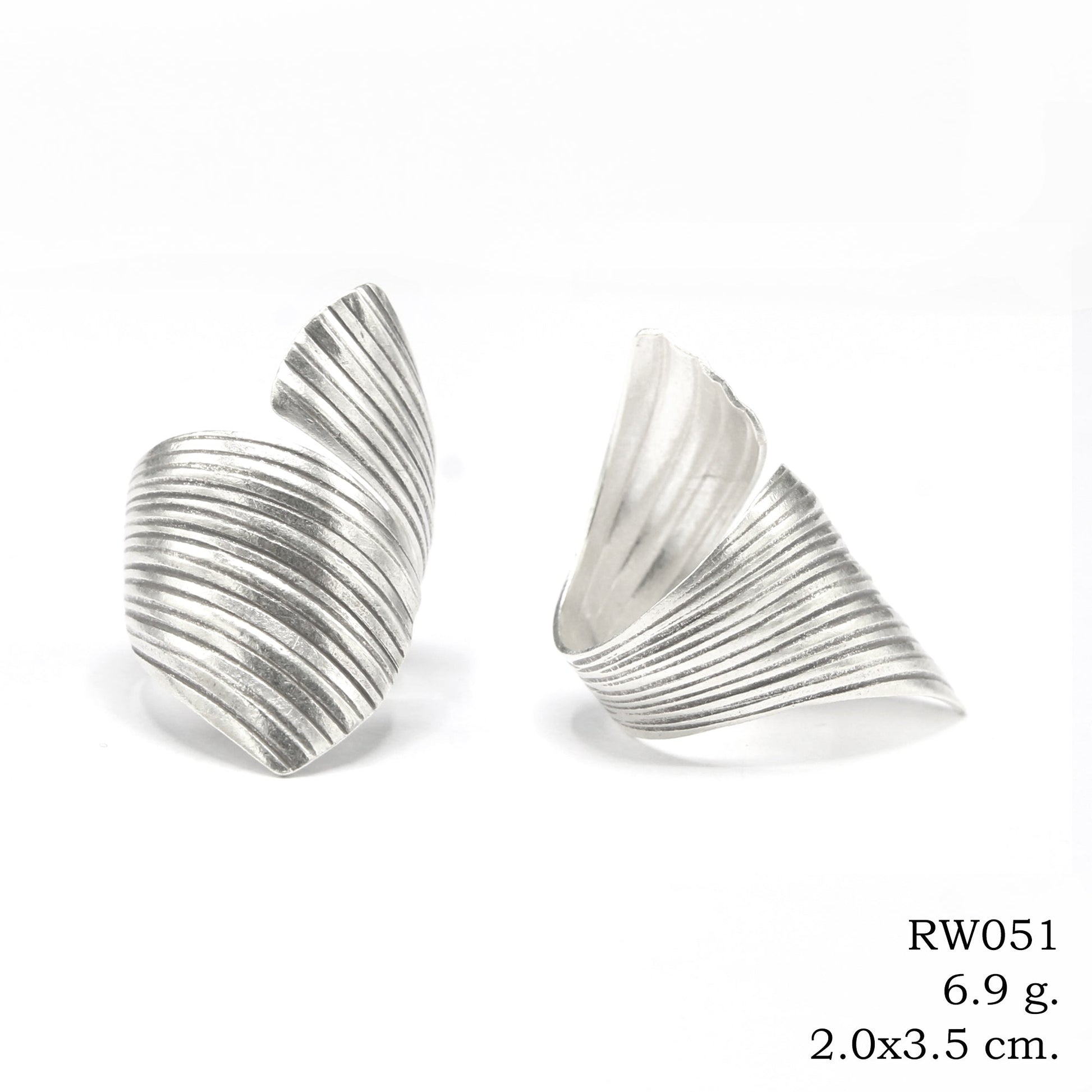 Artisan faith. A high-purity silver ring.