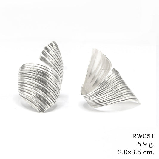 Artisan faith. A high-purity silver ring.