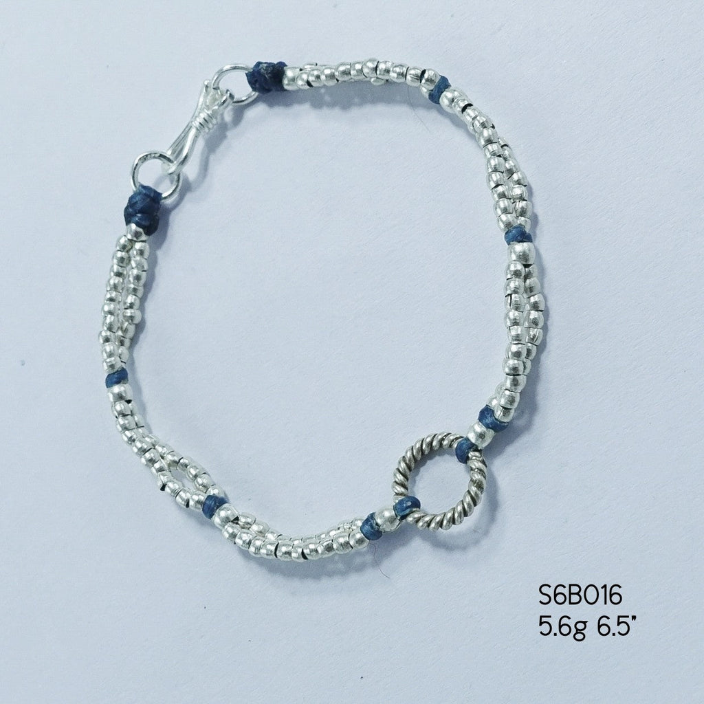 From day to night, this silver bracelet completes every outfit.