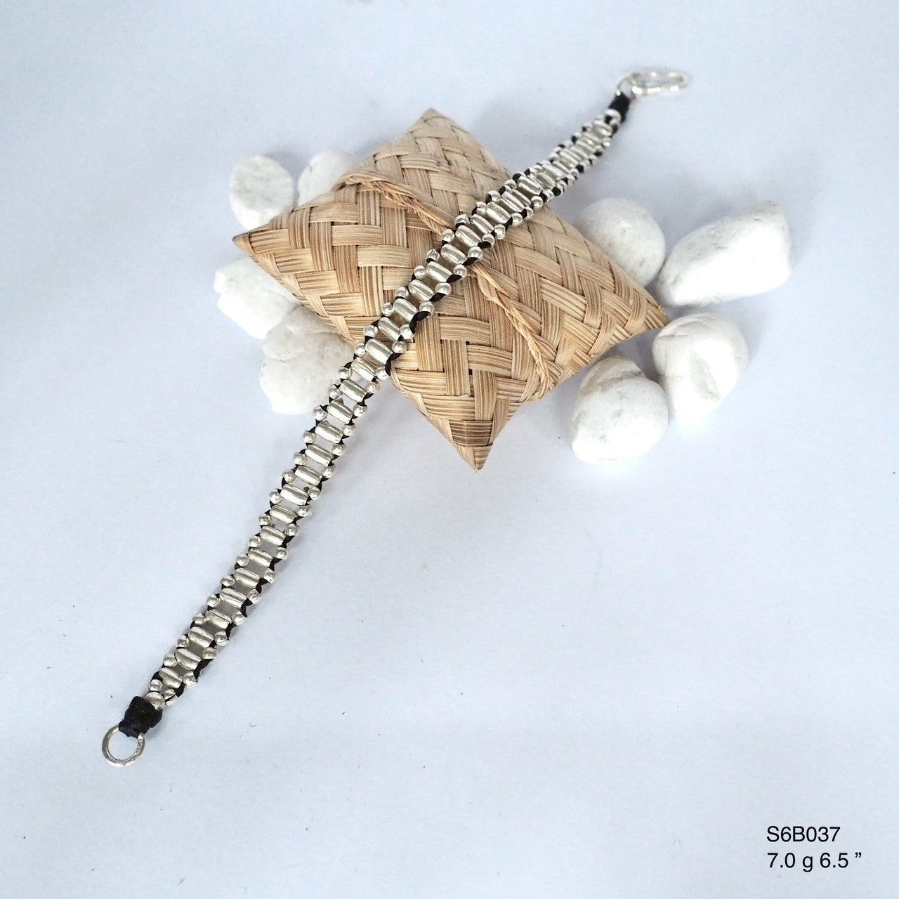 The ideal gift! Shop this silver bracelet.