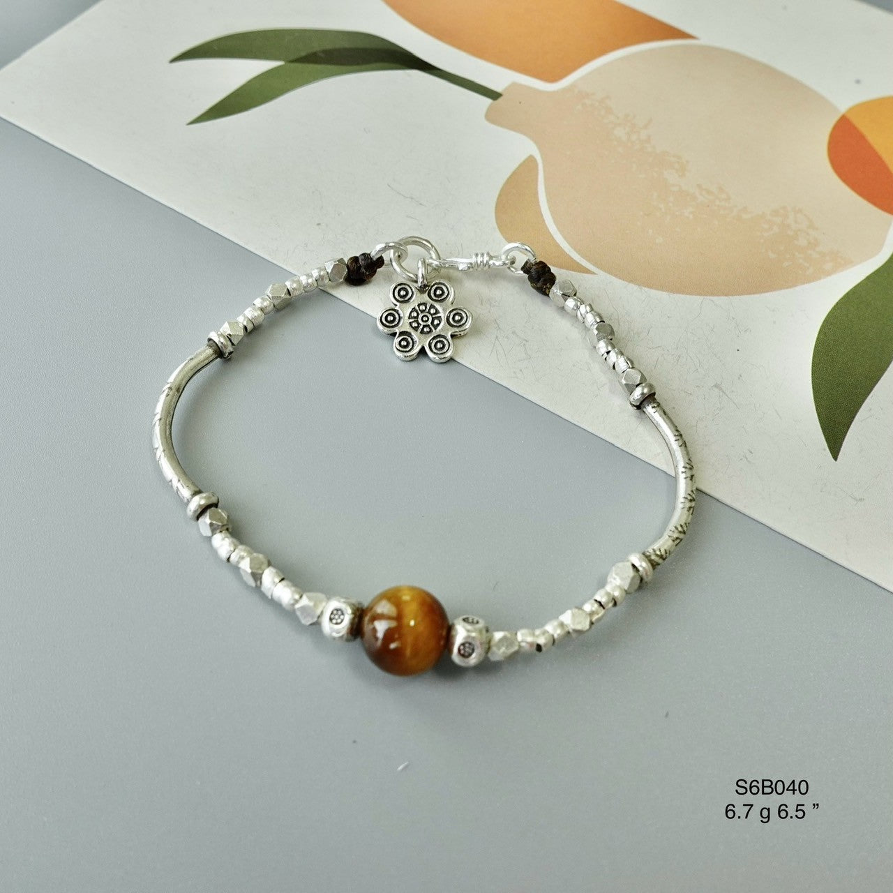 Minimalist vibes with this new silver bracelet.