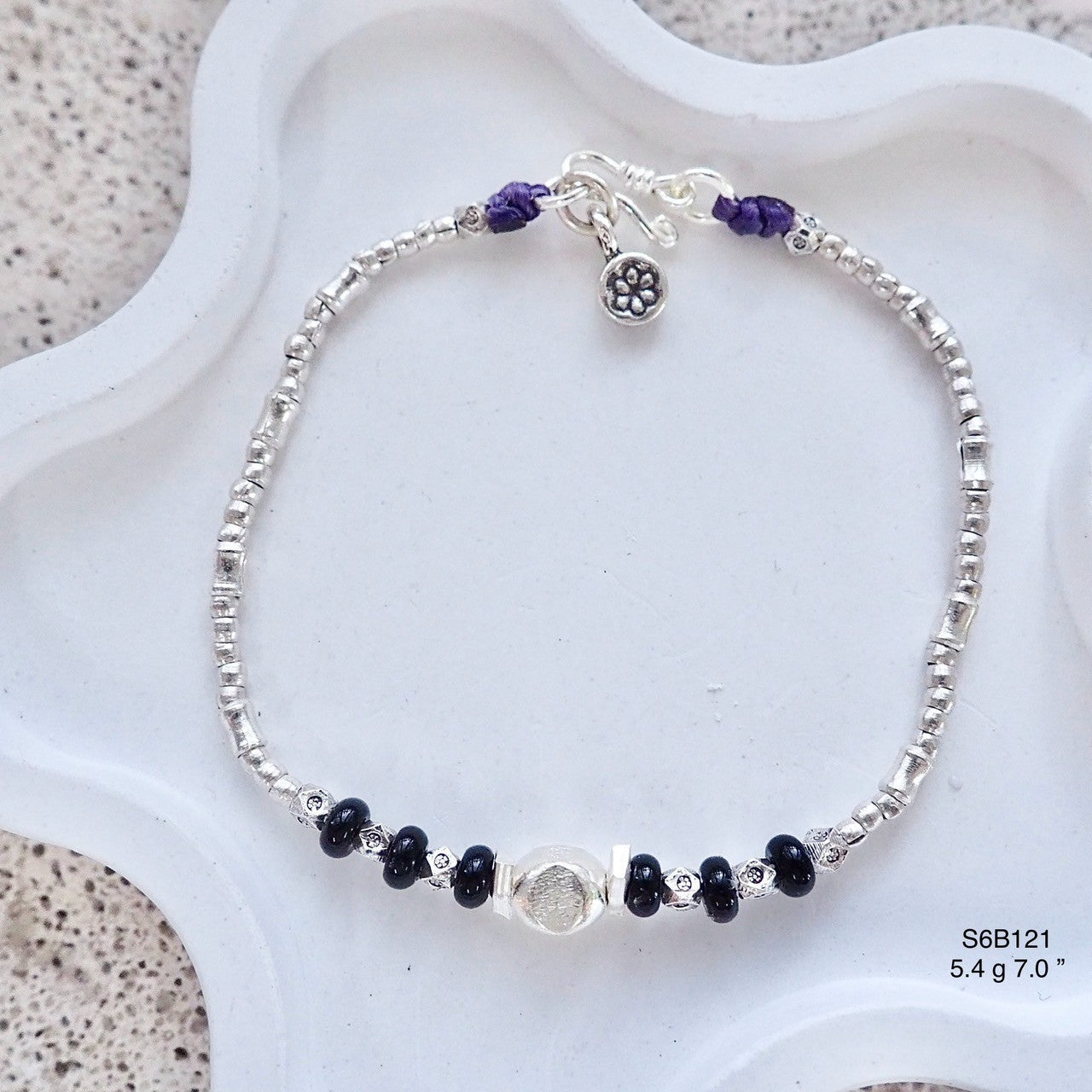 The perfect silver shine. Your new handmade bracelet