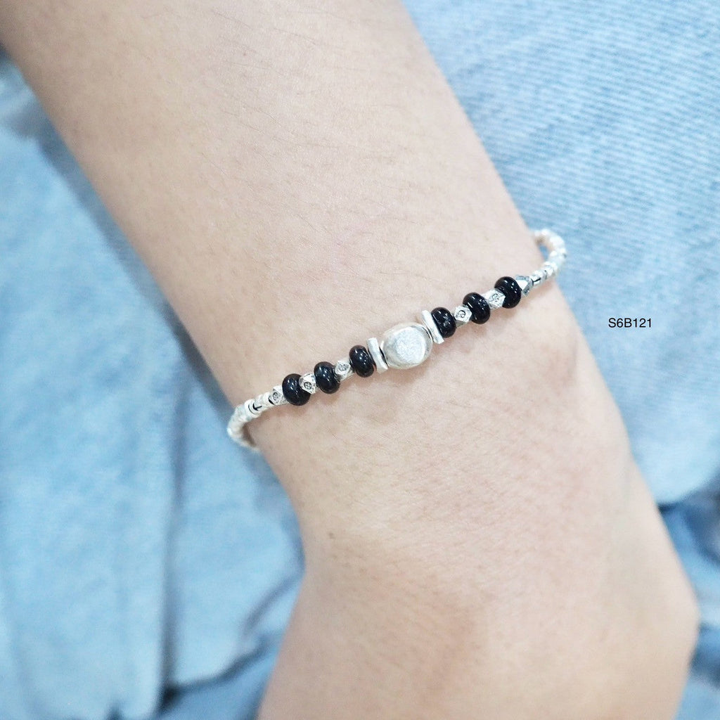 The perfect silver shine. Your new handmade bracelet