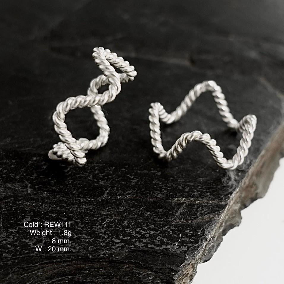 Timeless design in this silver ring.