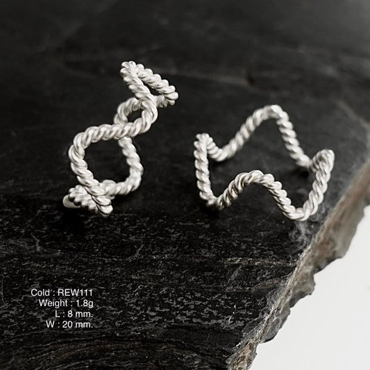Timeless design in this silver ring.