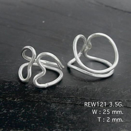 Obsessed with this silver ring stack.