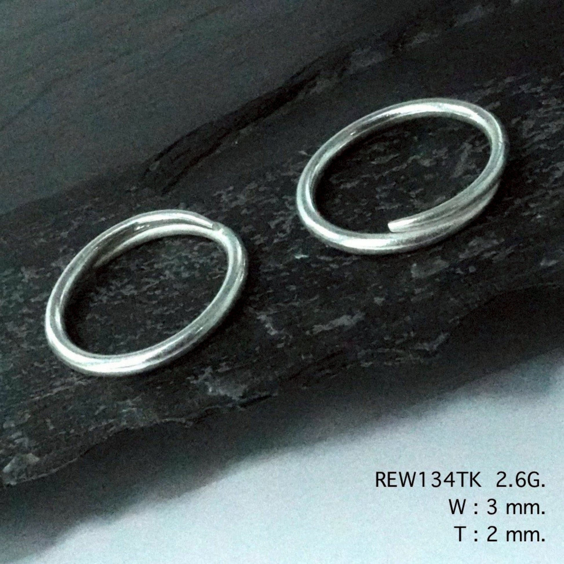 Minimalist yet powerful. Shop this elegant silver ring.