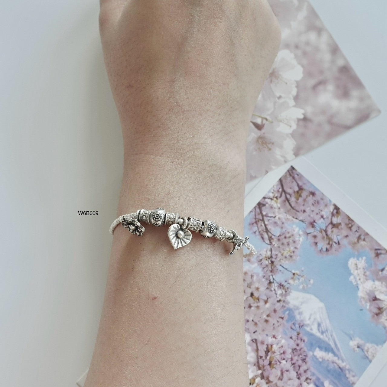 Refined, minimalist, and now on sale – your perfect bracelet awaits.