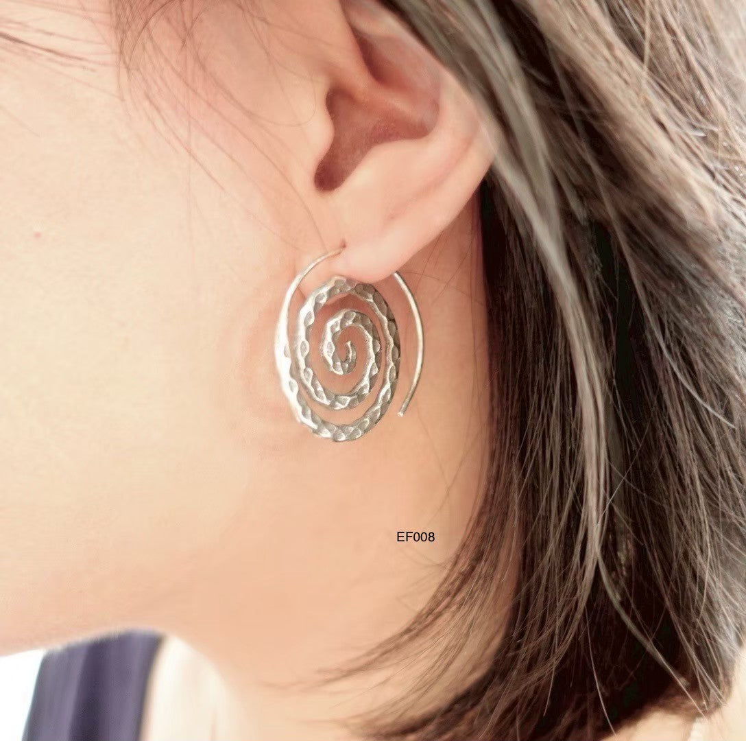 98% Pure Silver. Timeless shine. Earrings.