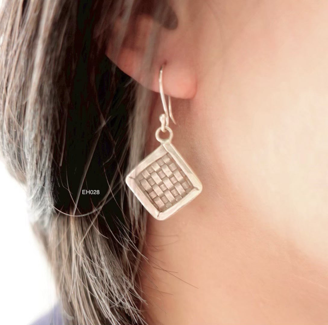 Timeless shine. Wear silver earrings.