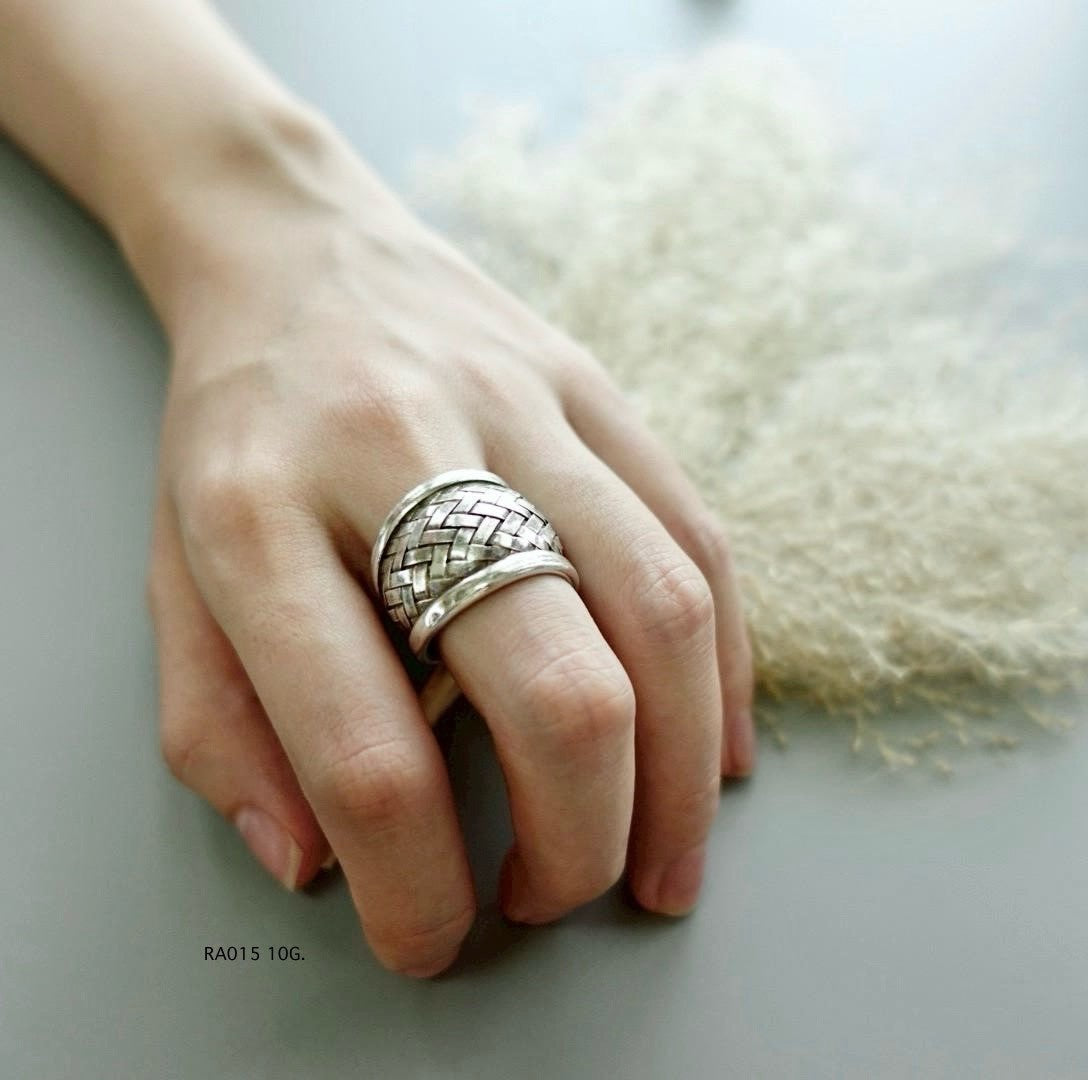 Classic beauty, wear silver ring.