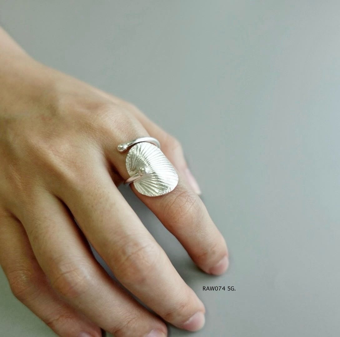 Leafy elegance. Leaf silver ring.