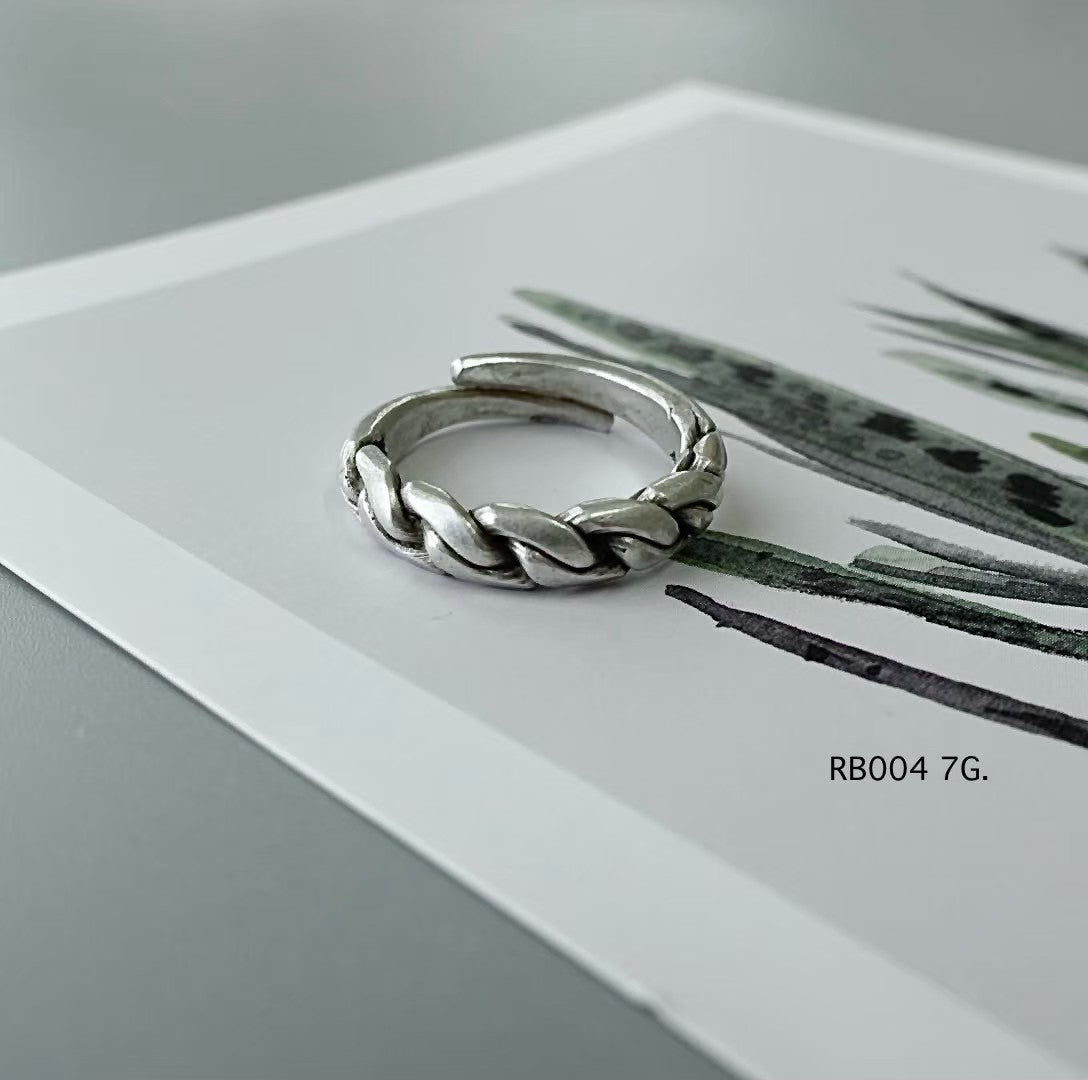 Silver ring. Wearing the heart of Thai craftsmanship.